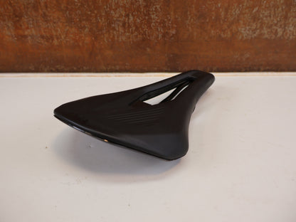 FIZIK VENTO ARGO SATTEL SCHWARZ RENNRAD / 140MM / 236G