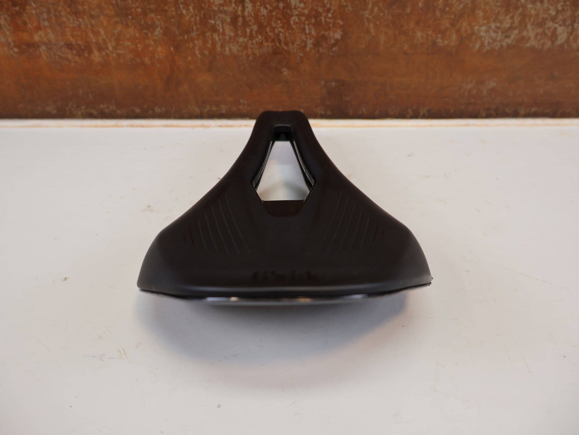 FIZIK VENTO ARGO SATTEL SCHWARZ RENNRAD / 140MM / 236G –