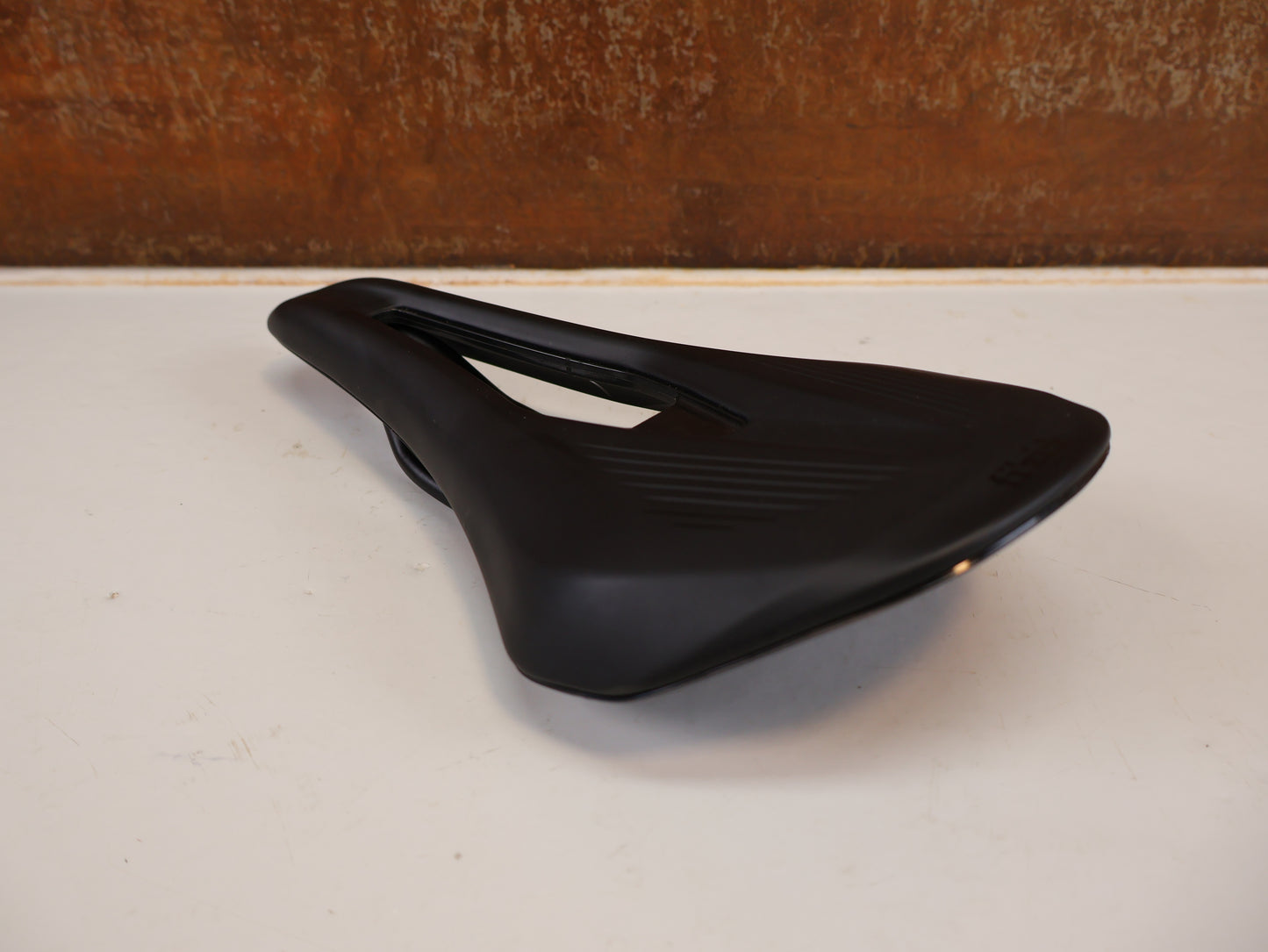 FIZIK VENTO ARGO SATTEL SCHWARZ RENNRAD / 140MM / 236G