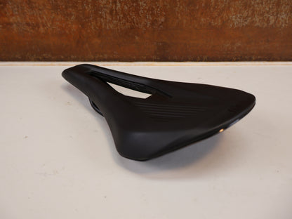 FIZIK VENTO ARGO SATTEL SCHWARZ RENNRAD / 140MM / 236G