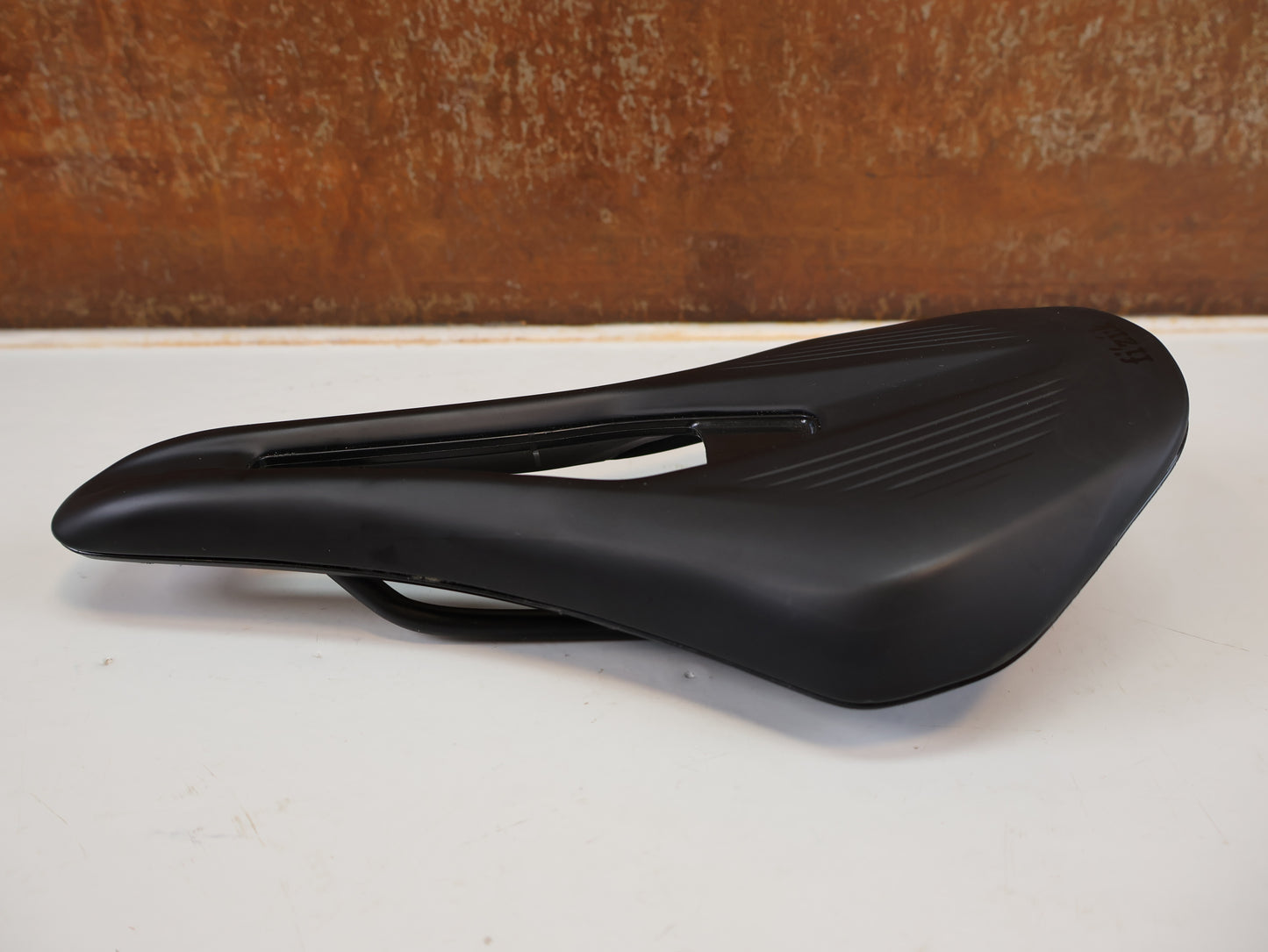 FIZIK VENTO ARGO SATTEL SCHWARZ RENNRAD / 140MM / 236G