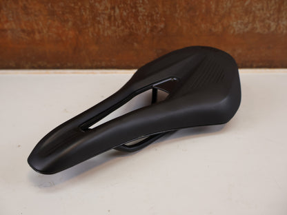 FIZIK VENTO ARGO SATTEL SCHWARZ RENNRAD / 140MM / 236G