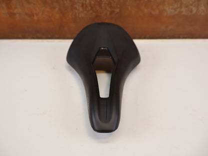 FIZIK VENTO ARGO SATTEL SCHWARZ RENNRAD / 140MM / 236G