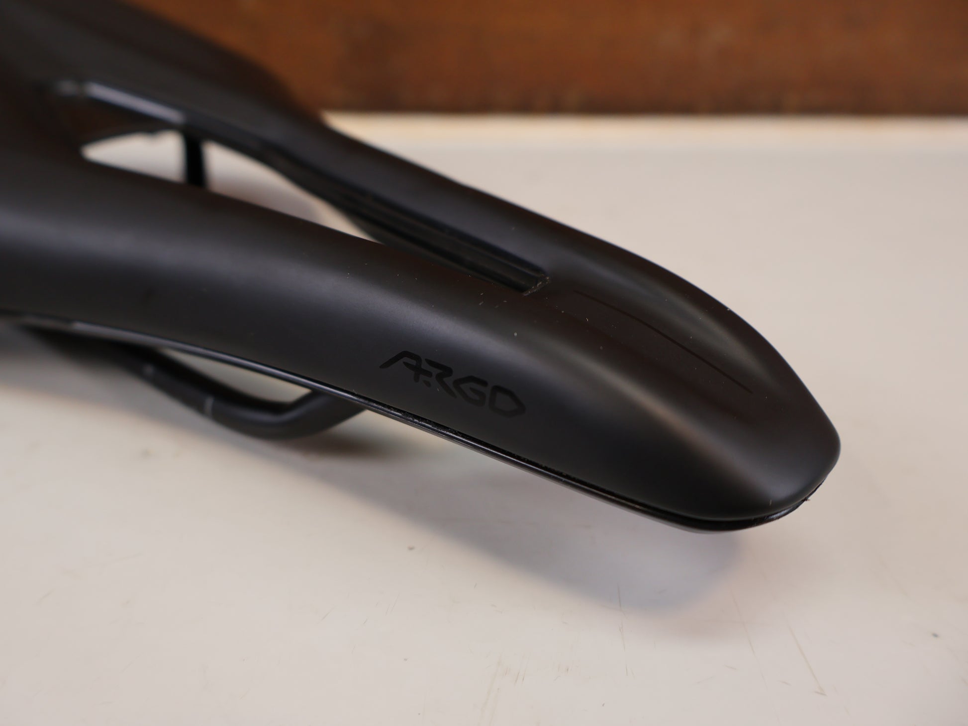 FIZIK VENTO ARGO SATTEL SCHWARZ RENNRAD / 140MM / 236G –
