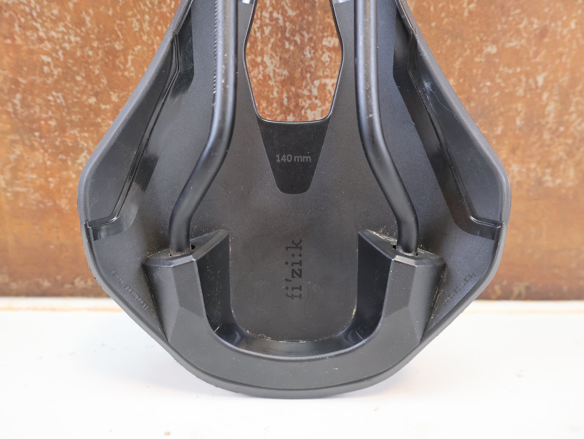 FIZIK VENTO ARGO SATTEL SCHWARZ RENNRAD / 140MM / 236G –