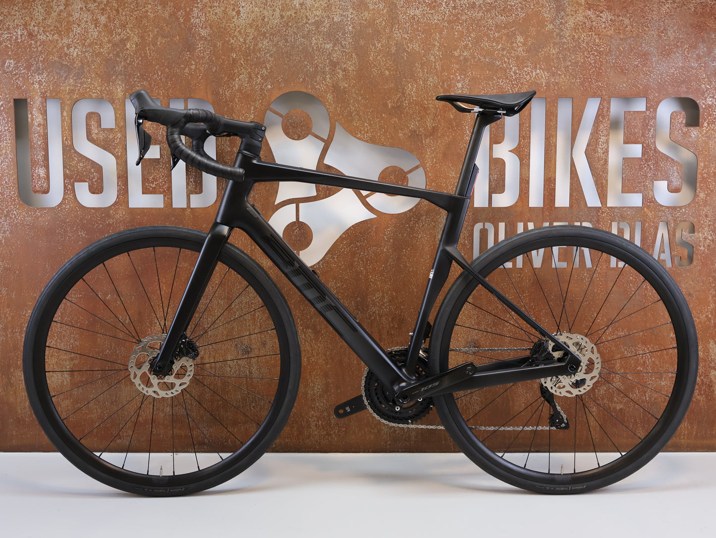 BMC ROADMACHINE TWO / GRÖSSE 56 / SHIMANO 105 DI2 / CARBON BLACK