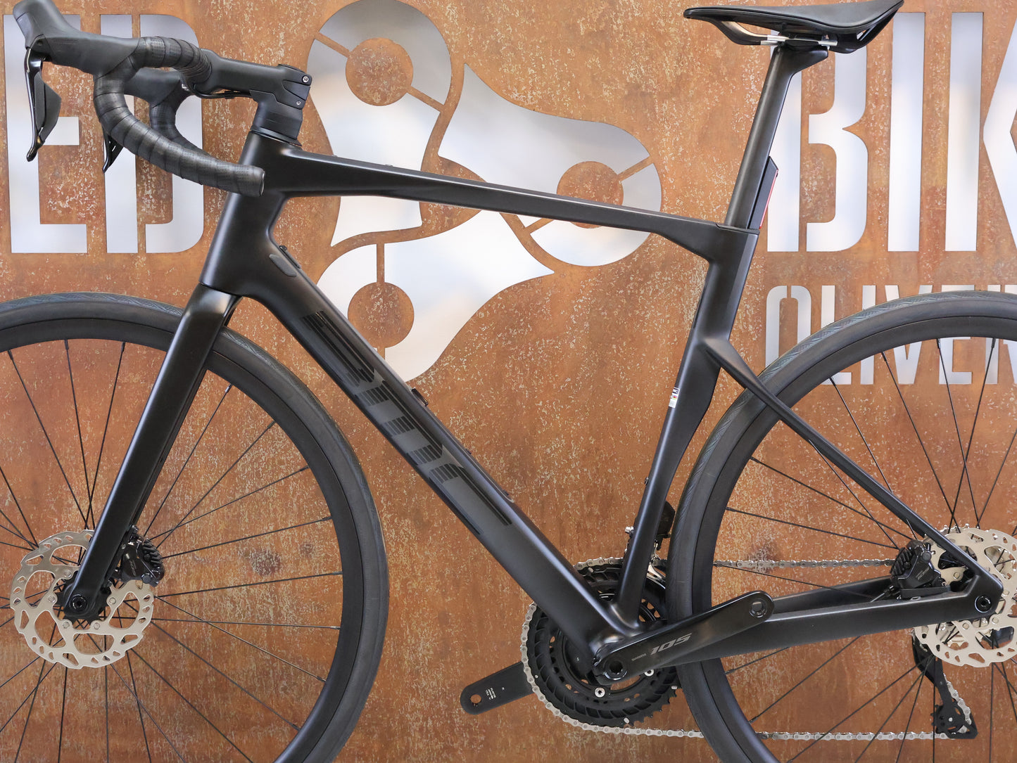BMC ROADMACHINE TWO / GRÖSSE 56 / SHIMANO 105 DI2 / CARBON BLACK