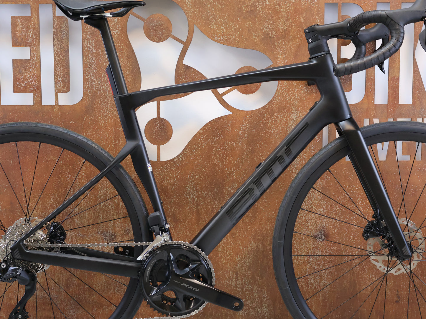 BMC ROADMACHINE TWO / GRÖSSE 56 / SHIMANO 105 DI2 / CARBON BLACK