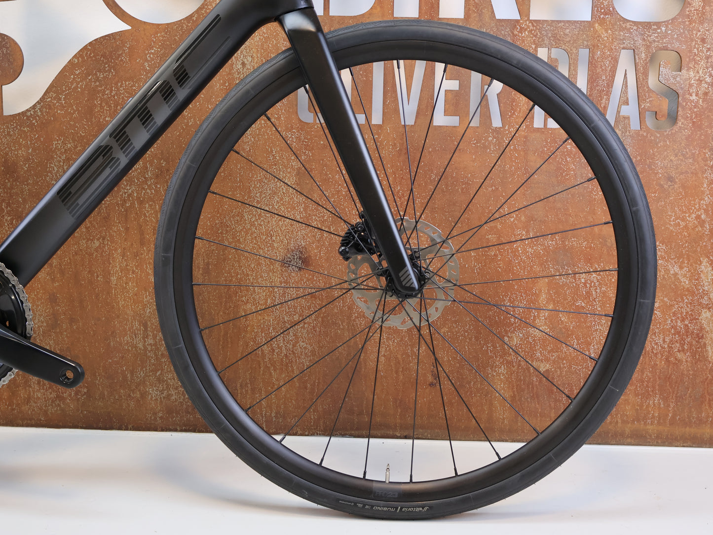 BMC ROADMACHINE TWO / GRÖSSE 56 / SHIMANO 105 DI2 / CARBON BLACK