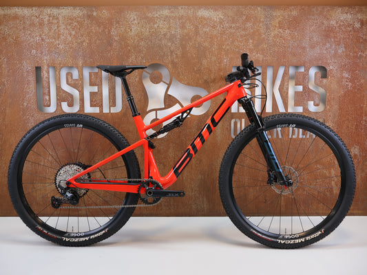 BMC FOURSTROKE 01 THREE / GRÖSSE M / FULL CARBON / ROCKSHOX SID / NEON RED