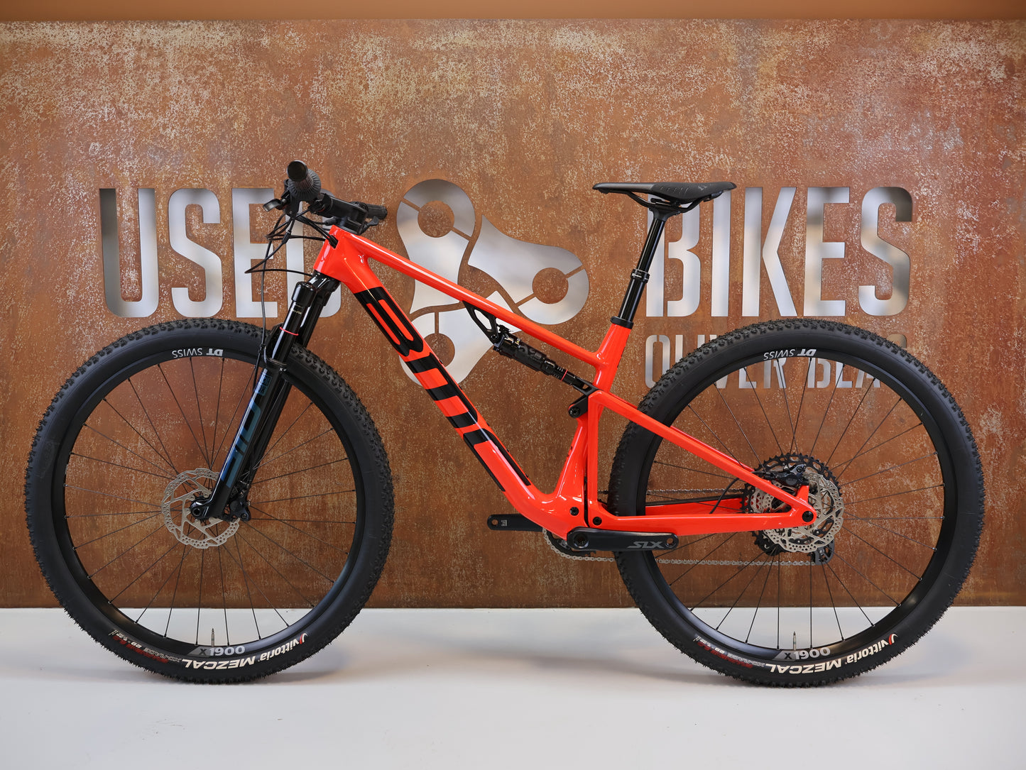 BMC FOURSTROKE 01 THREE / GRÖSSE M / FULL CARBON / ROCKSHOX SID / NEON RED