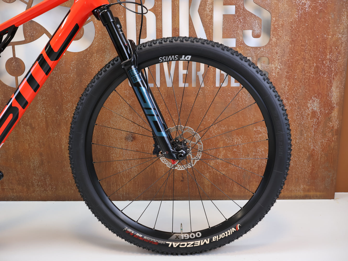 BMC FOURSTROKE 01 THREE / GRÖSSE M / FULL CARBON / ROCKSHOX SID / NEON RED