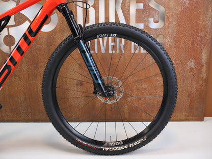 BMC FOURSTROKE 01 THREE / GRÖSSE M / FULL CARBON / ROCKSHOX SID / NEON RED