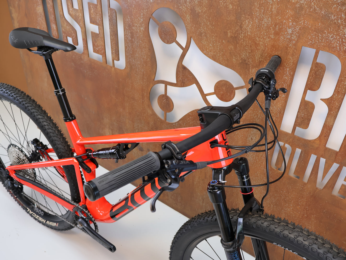 BMC FOURSTROKE 01 THREE / GRÖSSE M / FULL CARBON / ROCKSHOX SID / NEON RED