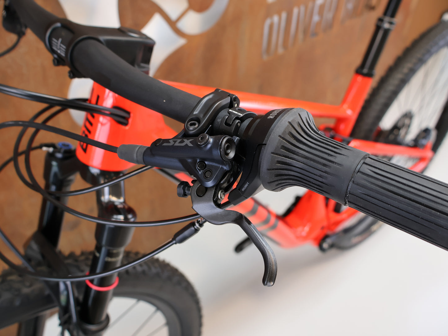 BMC FOURSTROKE 01 THREE / GRÖSSE M / FULL CARBON / ROCKSHOX SID / NEON RED