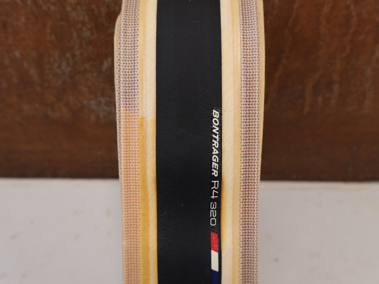 BONTRAGER R4 320 HANDMADE RENNRADREIFEN 700X25C / 230G / B-WARE