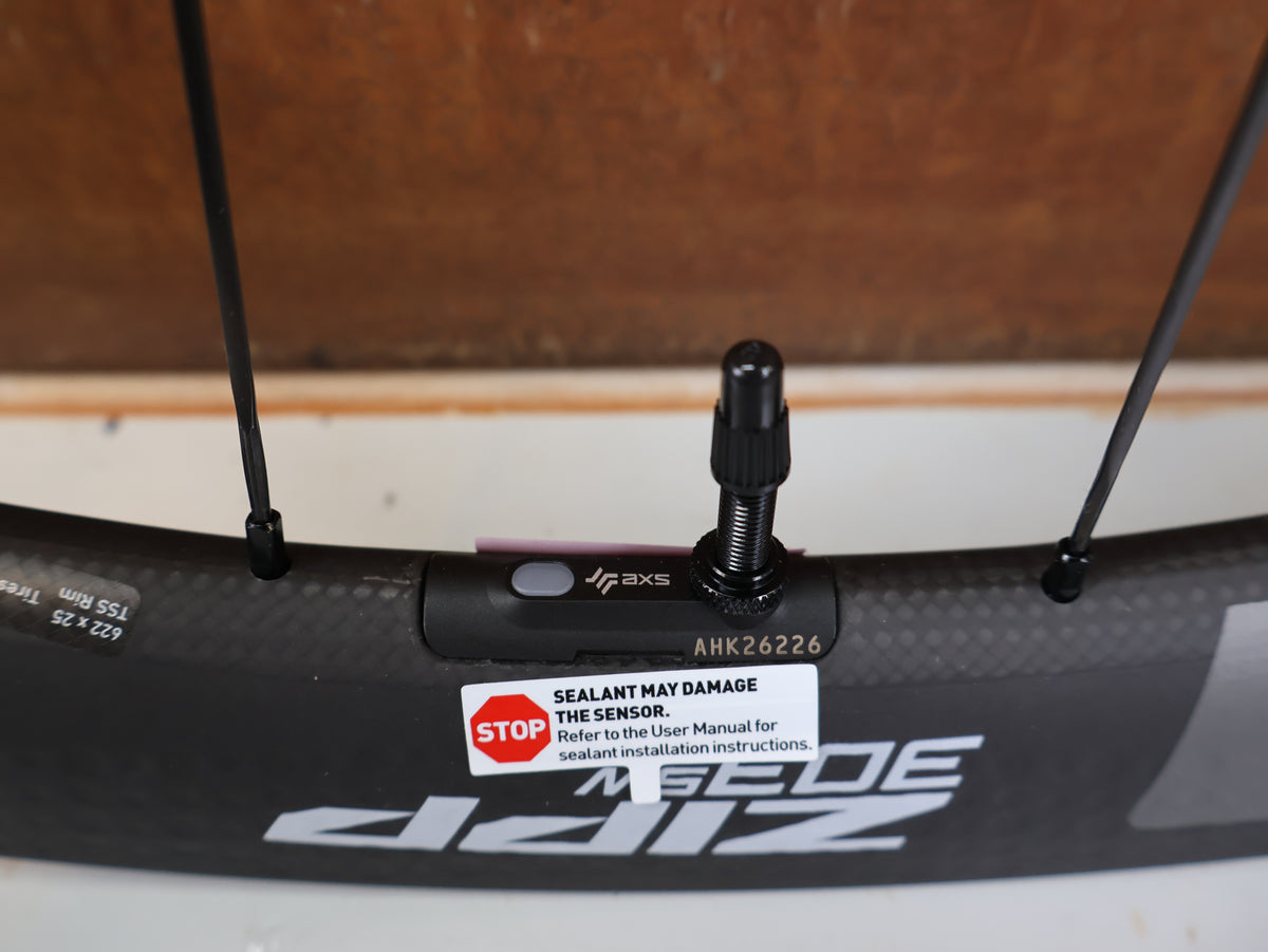 Zipp 303 SW Carbon Wheelset Tubeless Disc SRAM AXS Sensor