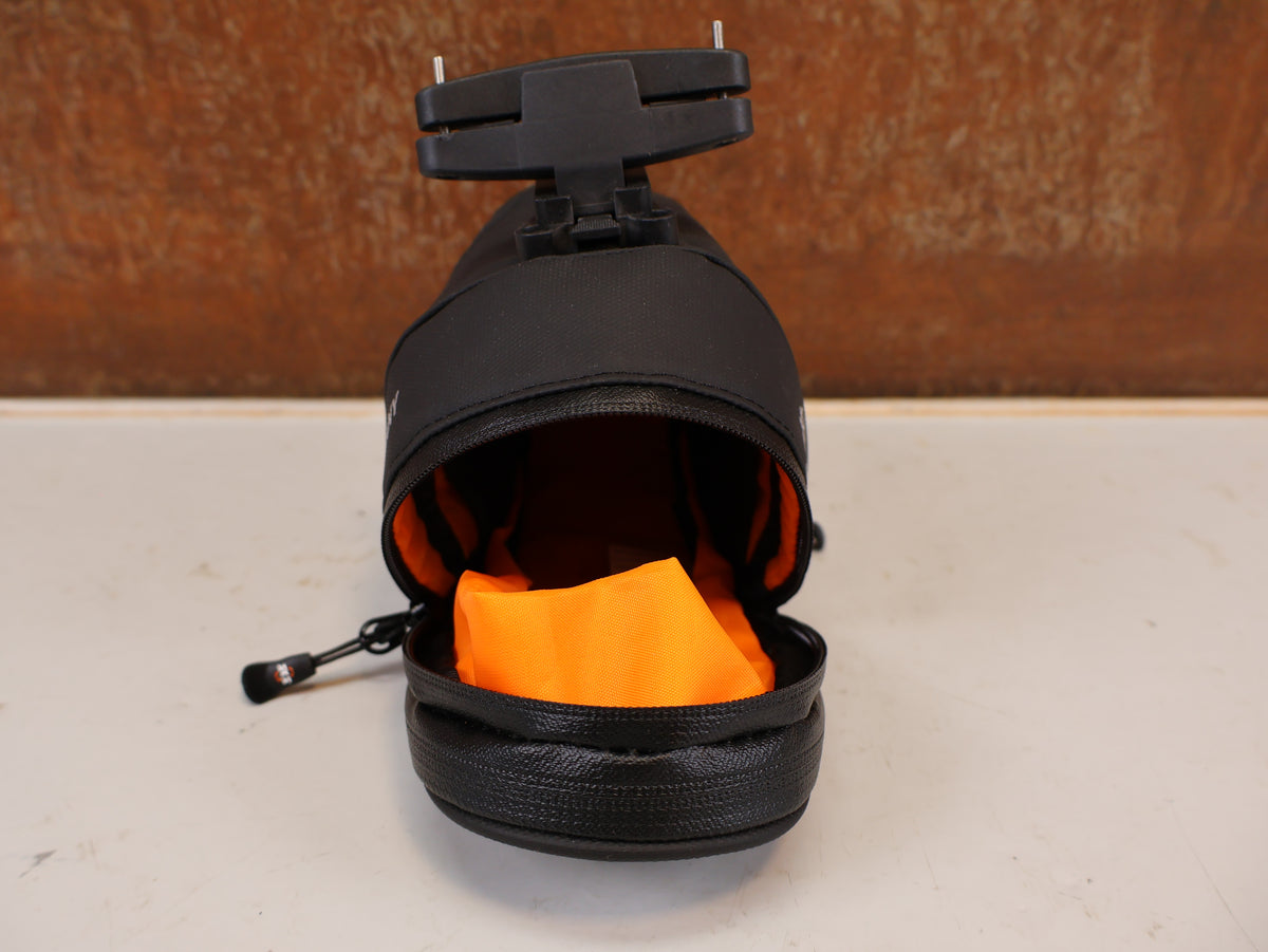 SKS EXPLORER CLICK SADDLE BAG 1.8L BLACK CLICK SYSTEM