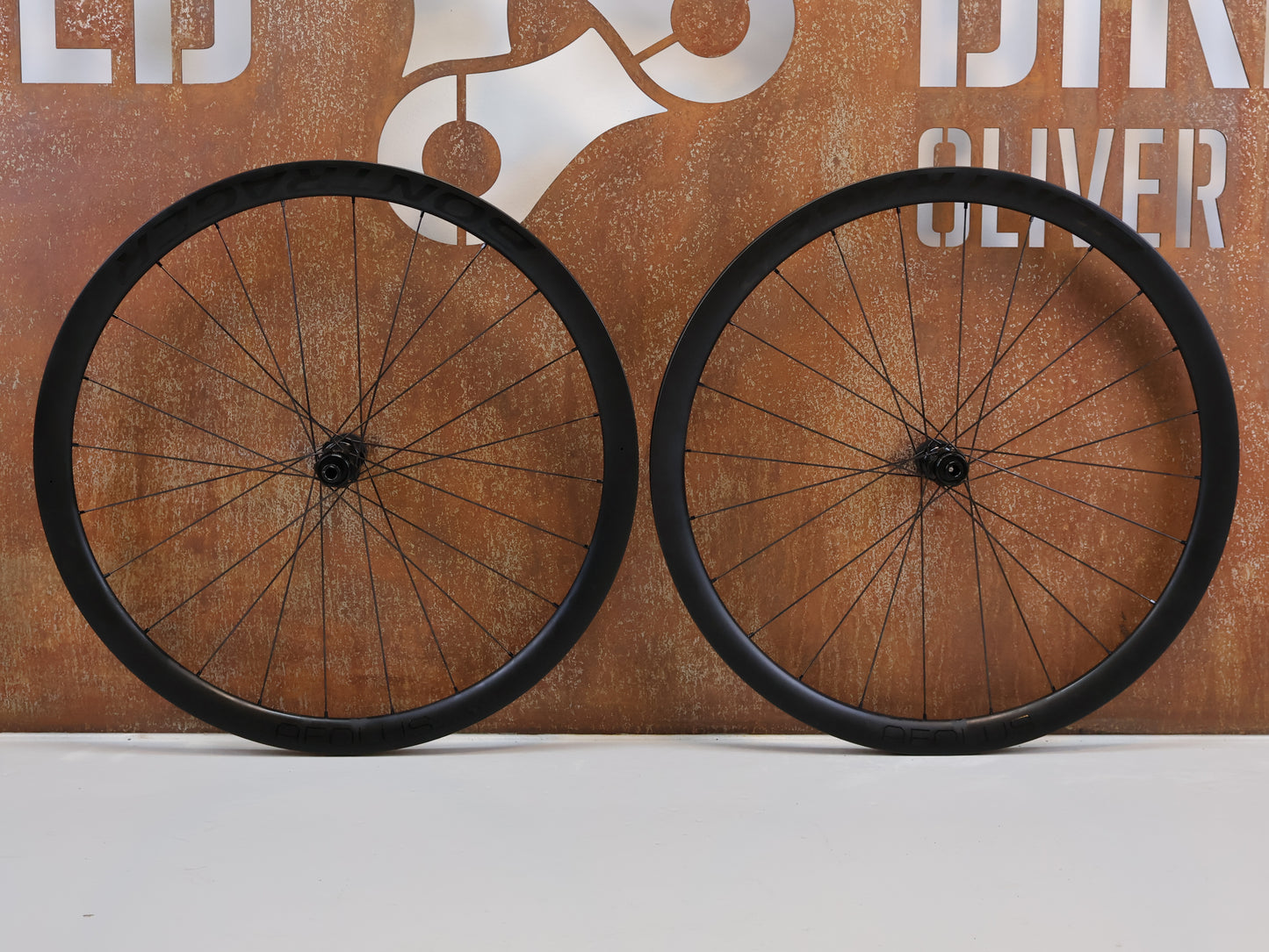 BONTRAGER AEOLUS PRO 37 TLR DISC / CARBON LAUFRADSATZ / SHIMANO HG / 1505G