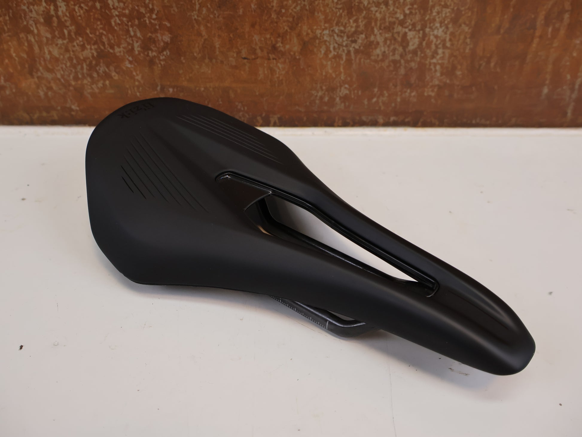 FI'ZI:K VENTO ARGO R1 SATTEL / CARBON RAILS / 140MM / 185G / RENNRAD   USEDBIKES-OB.DE