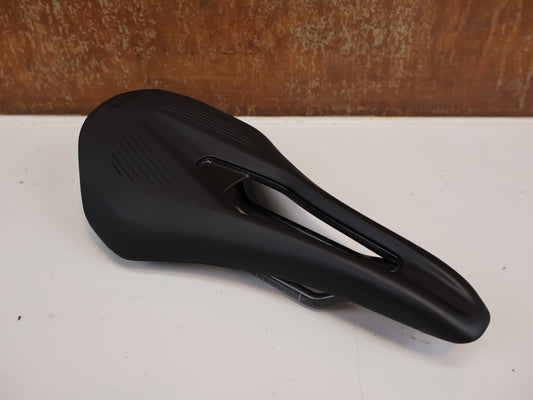 FI’ZI:K VENTO ARGO R1 SATTEL / CARBON RAILS / 140MM / 185G / RENNRAD