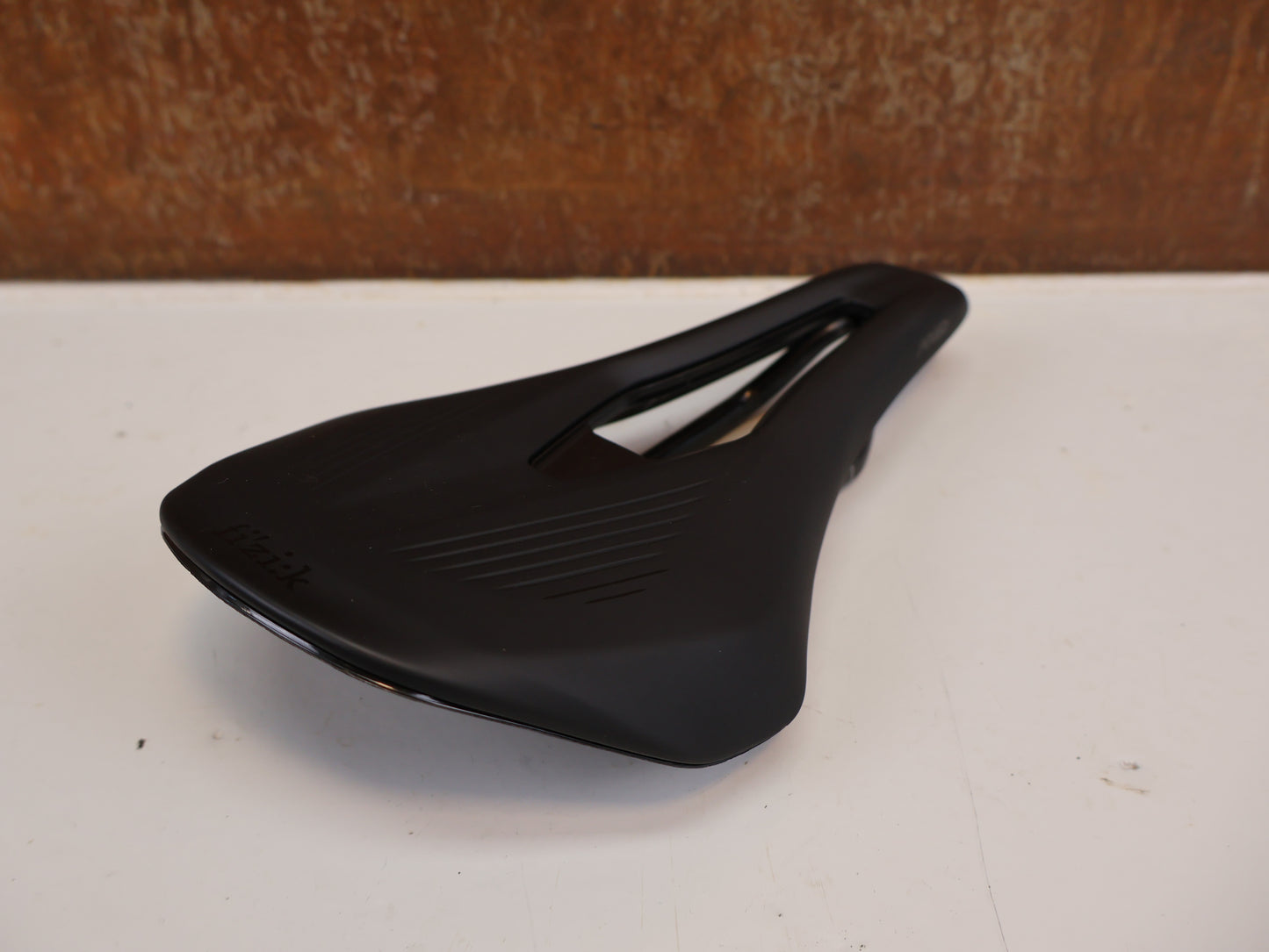 FI’ZI:K VENTO ARGO R1 SATTEL / CARBON RAILS / 140MM / 185G / RENNRAD