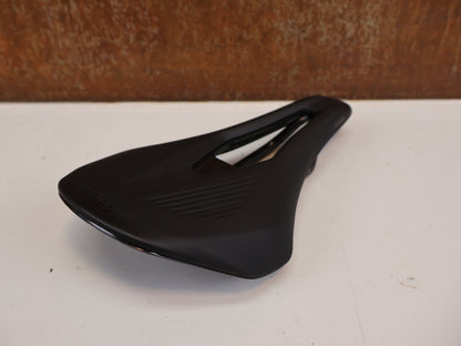 FI’ZI:K VENTO ARGO R1 SATTEL / CARBON RAILS / 140MM / 185G / RENNRAD