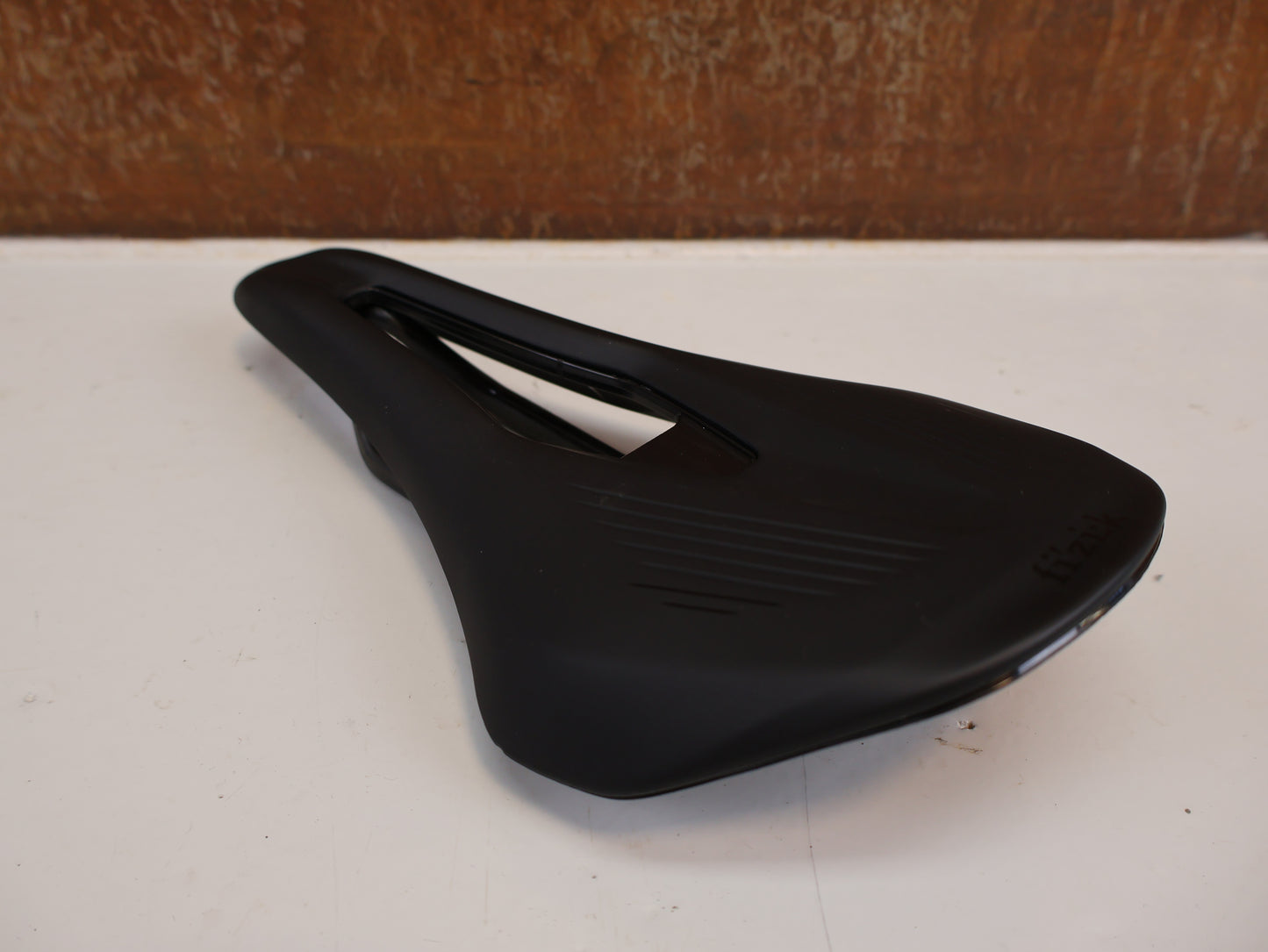 FI’ZI:K VENTO ARGO R1 SATTEL / CARBON RAILS / 140MM / 185G / RENNRAD
