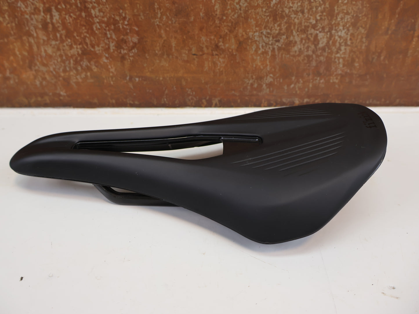 FI’ZI:K VENTO ARGO R1 SATTEL / CARBON RAILS / 140MM / 185G / RENNRAD