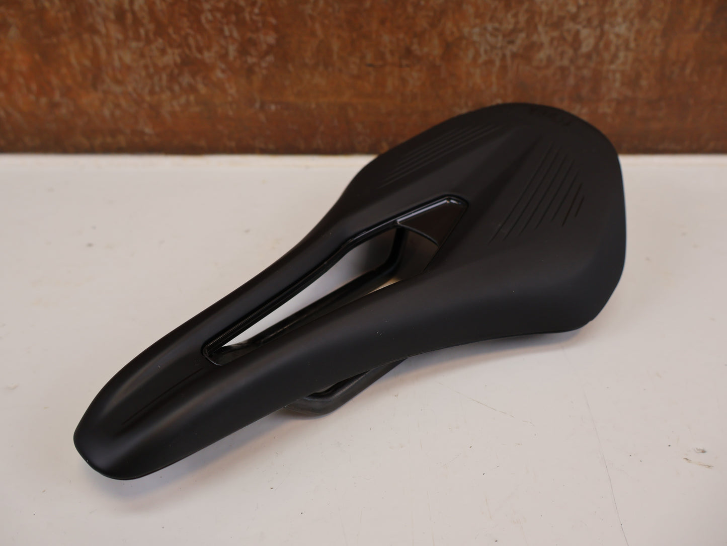 FI’ZI:K VENTO ARGO R1 SATTEL / CARBON RAILS / 140MM / 185G / RENNRAD