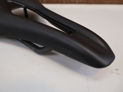 FI’ZI:K VENTO ARGO R1 SATTEL / CARBON RAILS / 140MM / 185G / RENNRAD
