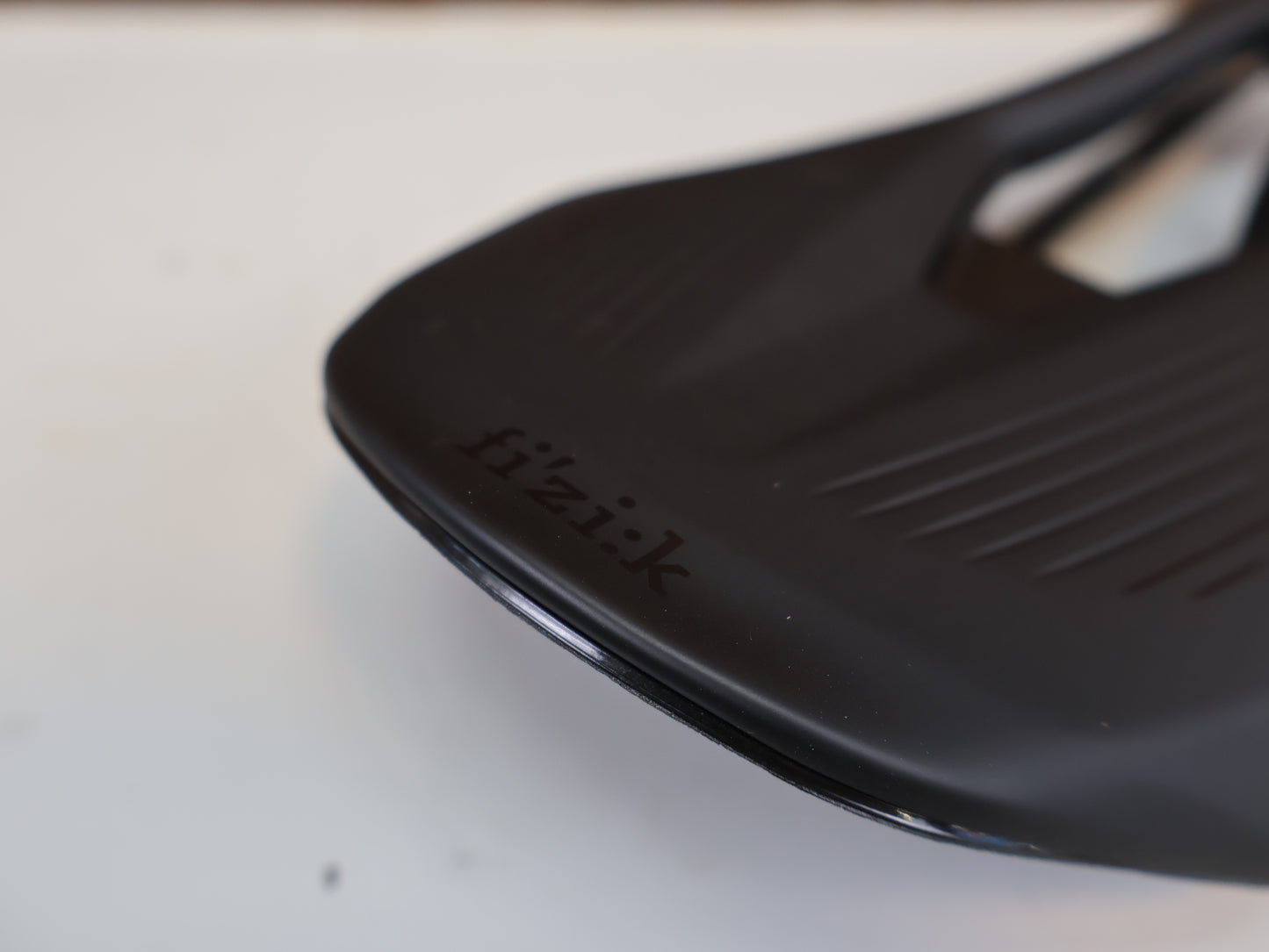FI’ZI:K VENTO ARGO R1 SATTEL / CARBON RAILS / 140MM / 185G / RENNRAD