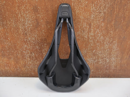FI’ZI:K VENTO ARGO R1 SATTEL / CARBON RAILS / 140MM / 185G / RENNRAD