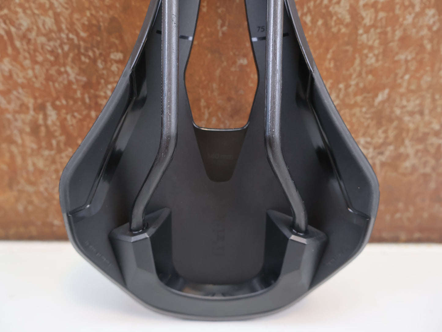 FI’ZI:K VENTO ARGO R1 SATTEL / CARBON RAILS / 140MM / 185G / RENNRAD