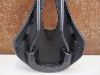 FI’ZI:K VENTO ARGO R1 SATTEL / CARBON RAILS / 140MM / 185G / RENNRAD