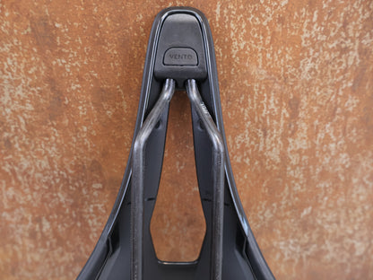 FI’ZI:K VENTO ARGO R1 SATTEL / CARBON RAILS / 140MM / 185G / RENNRAD