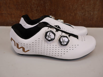NORTHWAVE REVOLUTION 3 RENNRADSCHUHE / WEISS / GR. 40 / CARBON-SOHLE / SLW3