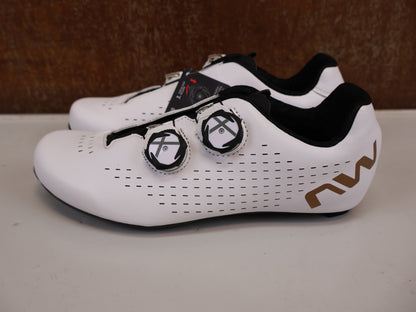 NORTHWAVE REVOLUTION 3 RENNRADSCHUHE / WEISS / GR. 40 / CARBON-SOHLE / SLW3