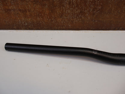 LEVELNINE KIDS RISER-LENKER / 25.4 MM / 590 MM BREITE / 15 MM RISE / STEALTH