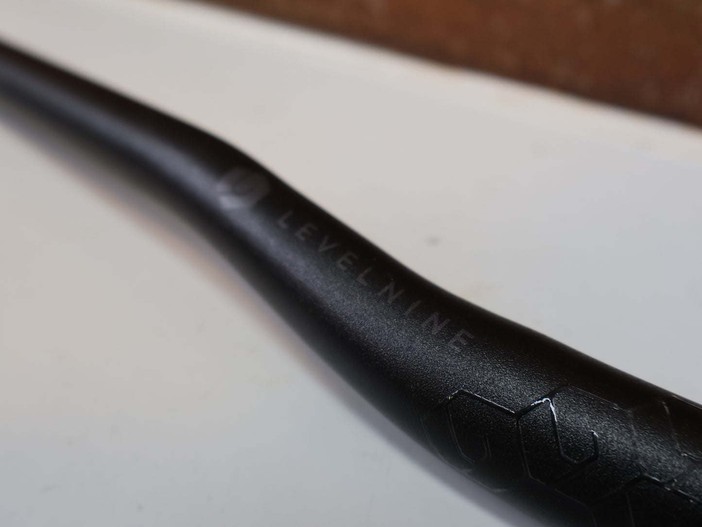 LEVELNINE KIDS RISER-LENKER / 25.4 MM / 590 MM BREITE / 15 MM RISE / STEALTH
