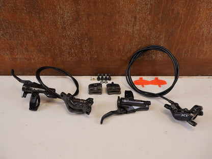 SHIMANO XT BL-M8200 / BR-M8220 4 KOLBEN SCHEIBENBREMSE SET