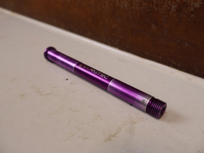 Burgtec RockShox Boost Steckachse 15x110mm Purple Rain 158mm