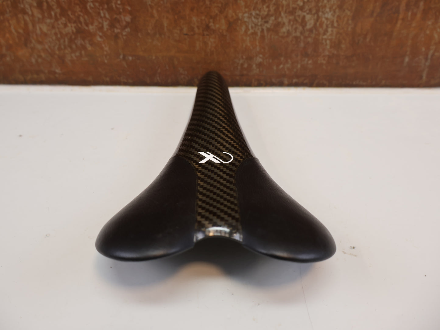 AX-LIGHTNESS ENDURANCE PLUS CARBON SATTEL / LEDER BEZUG / SCHWARZ / ULTRALEICHT 101G
