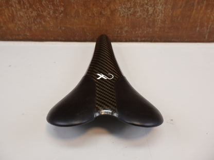 AX-LIGHTNESS ENDURANCE PLUS CARBON SATTEL / LEDER BEZUG / SCHWARZ / ULTRALEICHT 101G