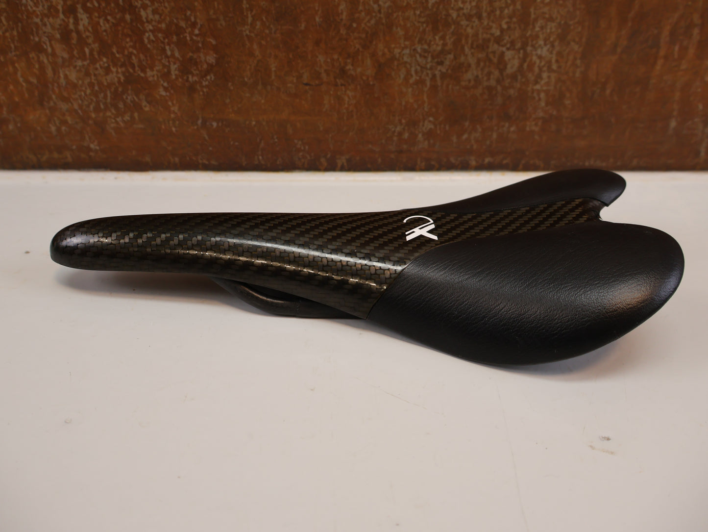 AX-LIGHTNESS ENDURANCE PLUS CARBON SATTEL / LEDER BEZUG / SCHWARZ / ULTRALEICHT 101G