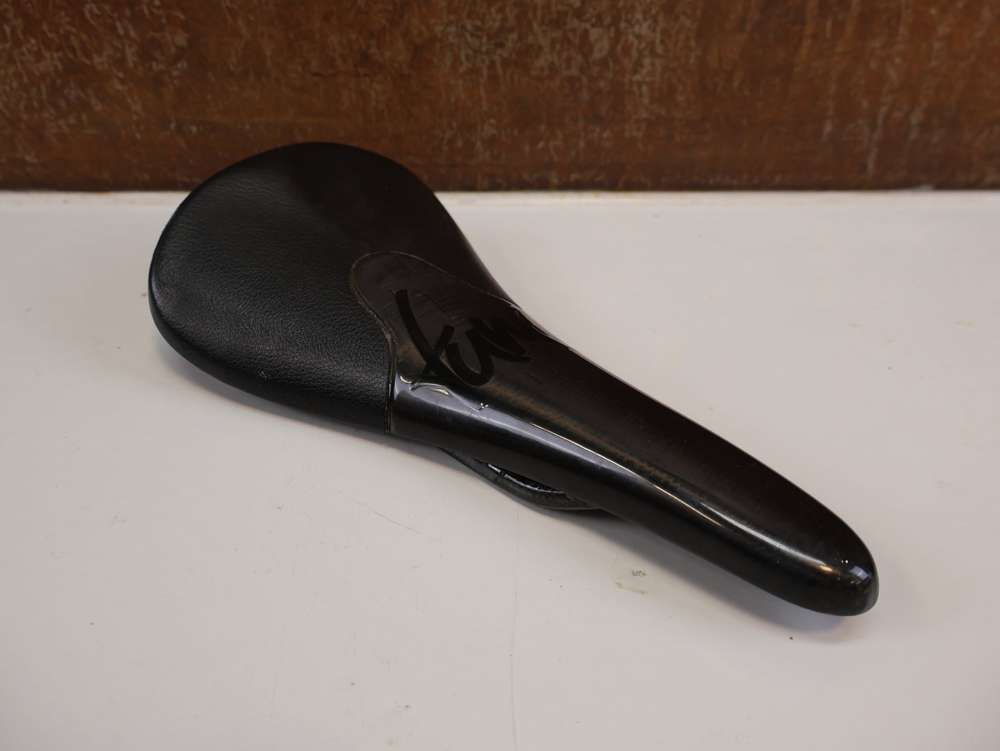 TUNE KOMM-VOR CARBON SATTEL / SCHWARZ / CARBON GLANZ / ULTRALEICHT 96G