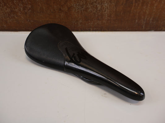 TUNE KOMM-VOR CARBON SATTEL / SCHWARZ / CARBON GLANZ / ULTRALEICHT 96G