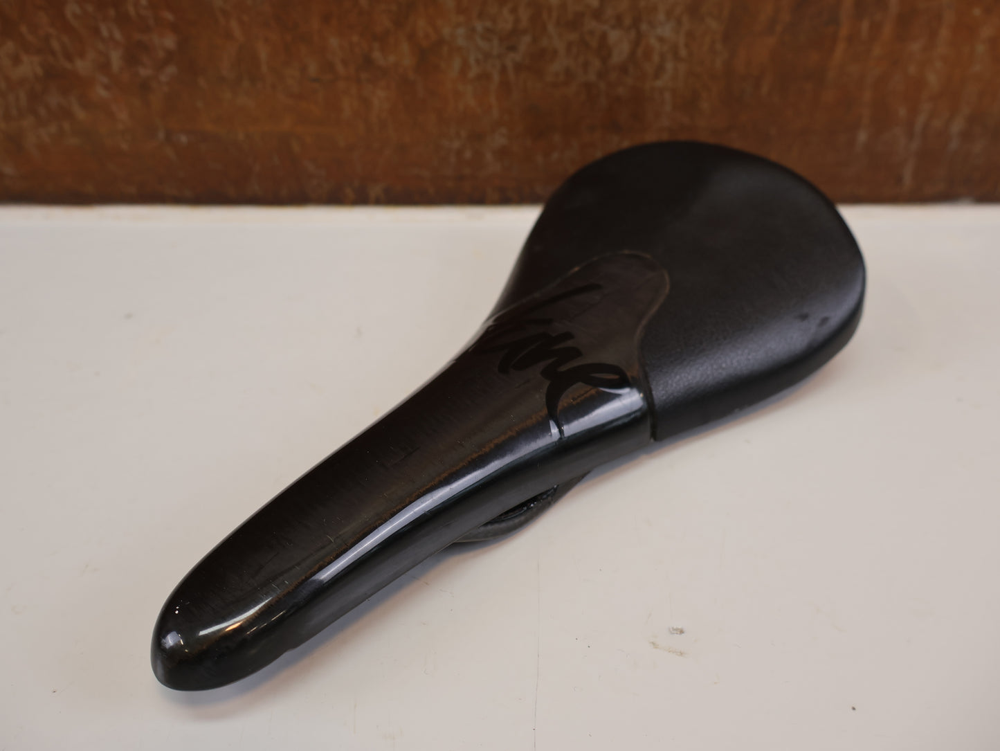 TUNE KOMM-VOR CARBON SATTEL / SCHWARZ / CARBON GLANZ / ULTRALEICHT 96G
