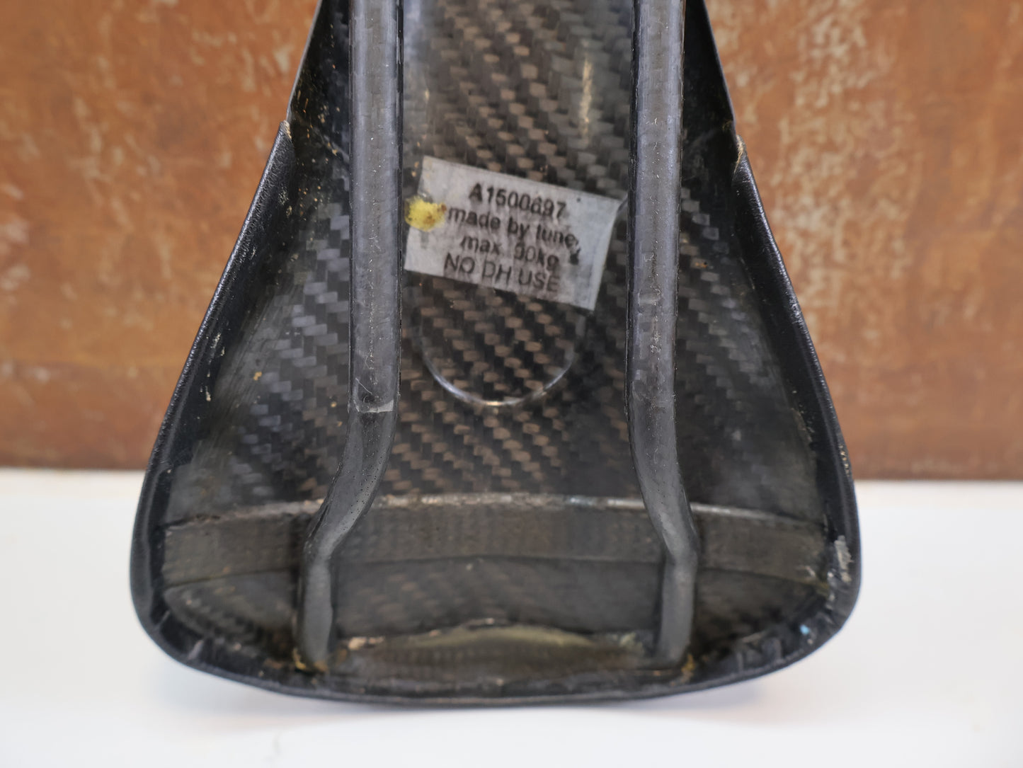 TUNE KOMM-VOR CARBON SATTEL / SCHWARZ / CARBON GLANZ / ULTRALEICHT 96G
