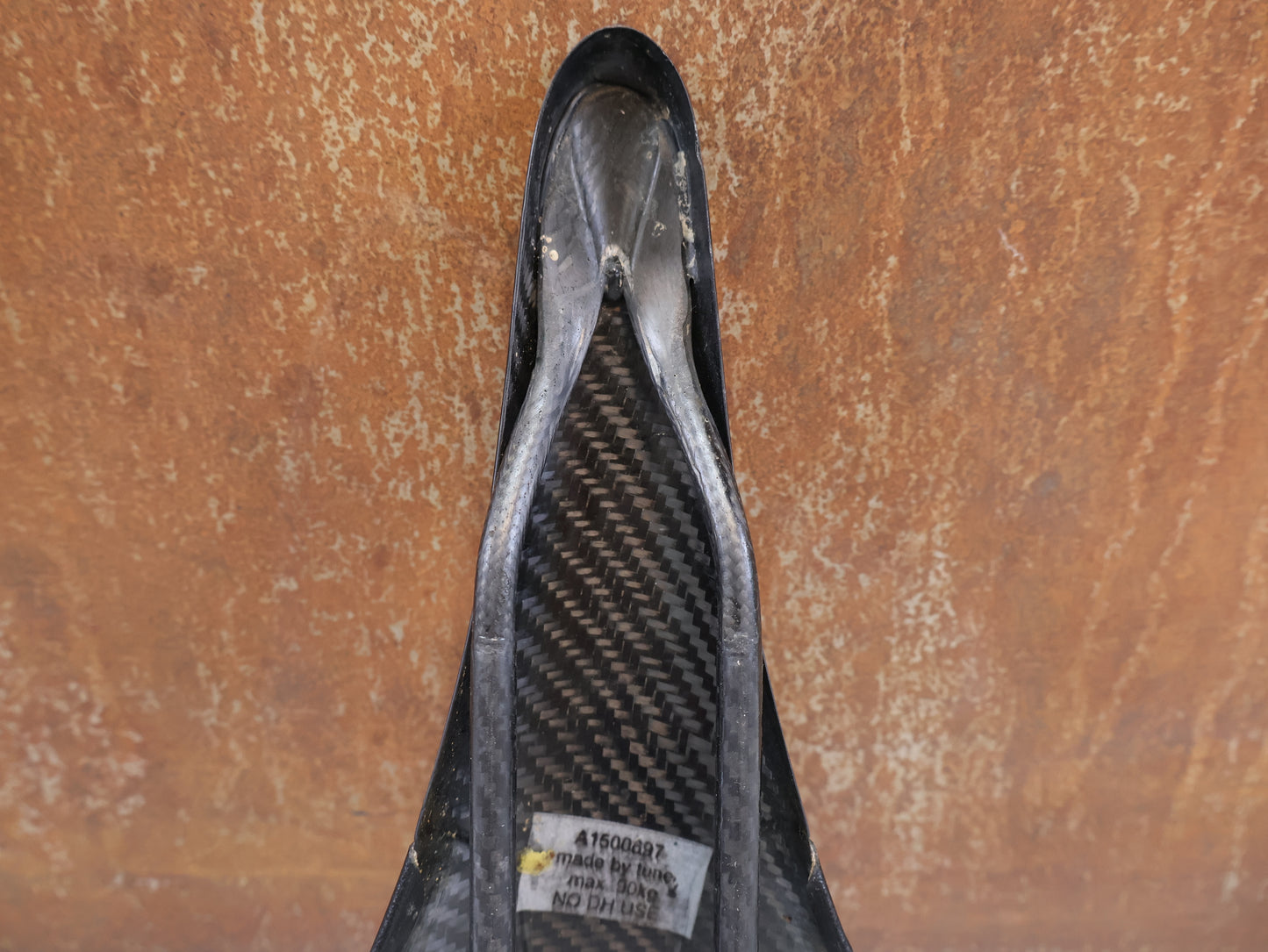 TUNE KOMM-VOR CARBON SATTEL / SCHWARZ / CARBON GLANZ / ULTRALEICHT 96G
